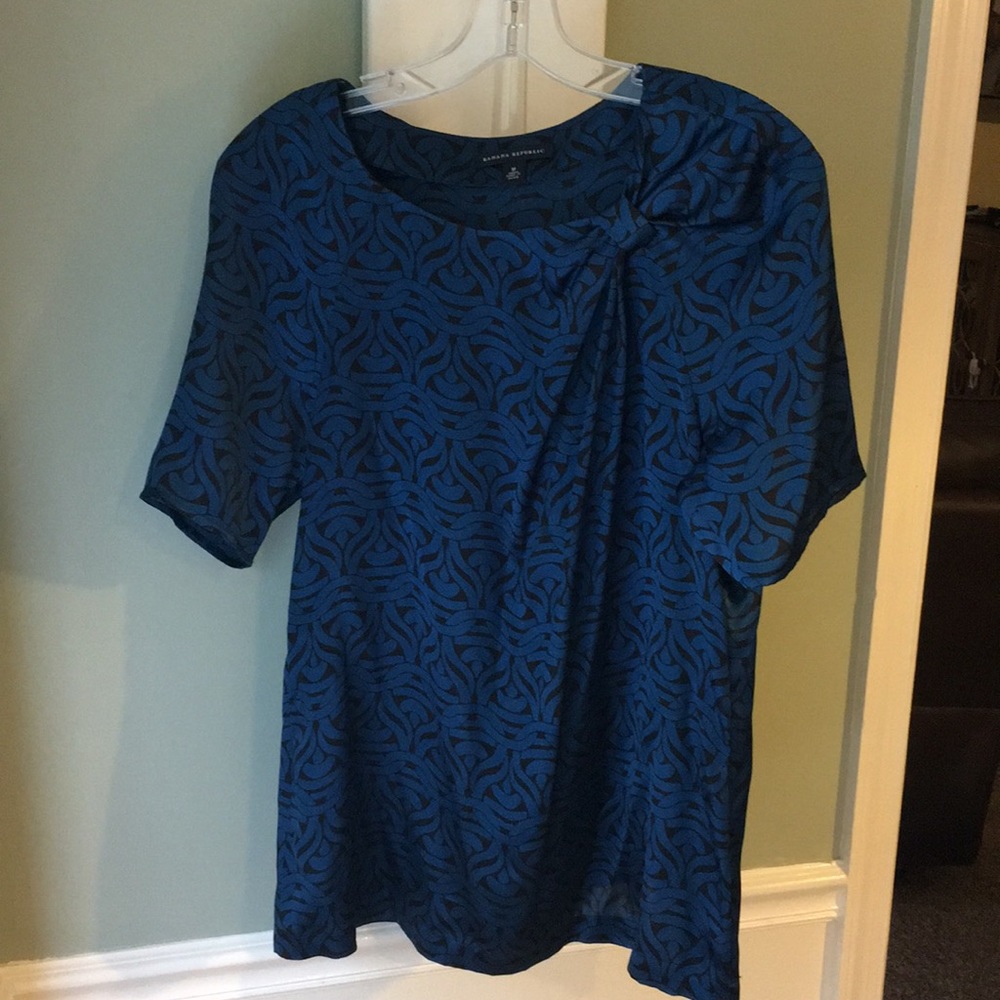 Like New Banana Republic Blouse 100% Silk